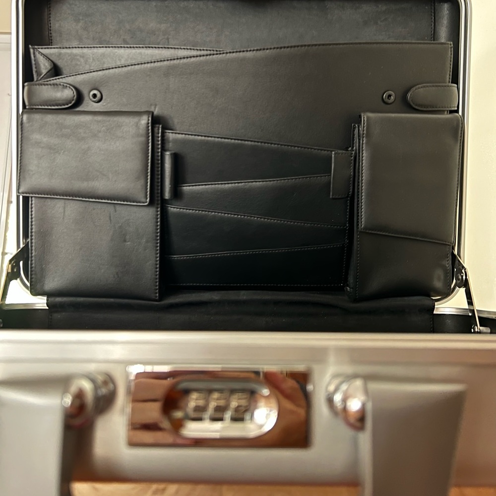 Zero Halliburton briefcase barely used like new ! One micro barely dent .